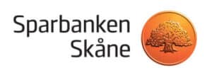 Bild på Sparbanken Skånes logotyp med bankens namn i svart text och ett emblem av ett träd i en orange cirkel till höger, som ofta finns på deras prislista.